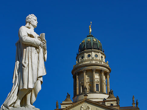 Schillerdenkmal mit dem Französischen Dom - Berlin (Berlin)
