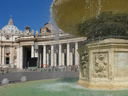 Brunnen mit Petersdom - Vatikanstaat